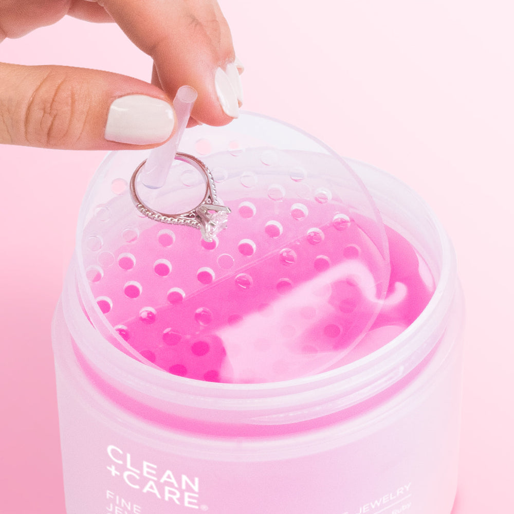 Fine jewelry cleaner in use